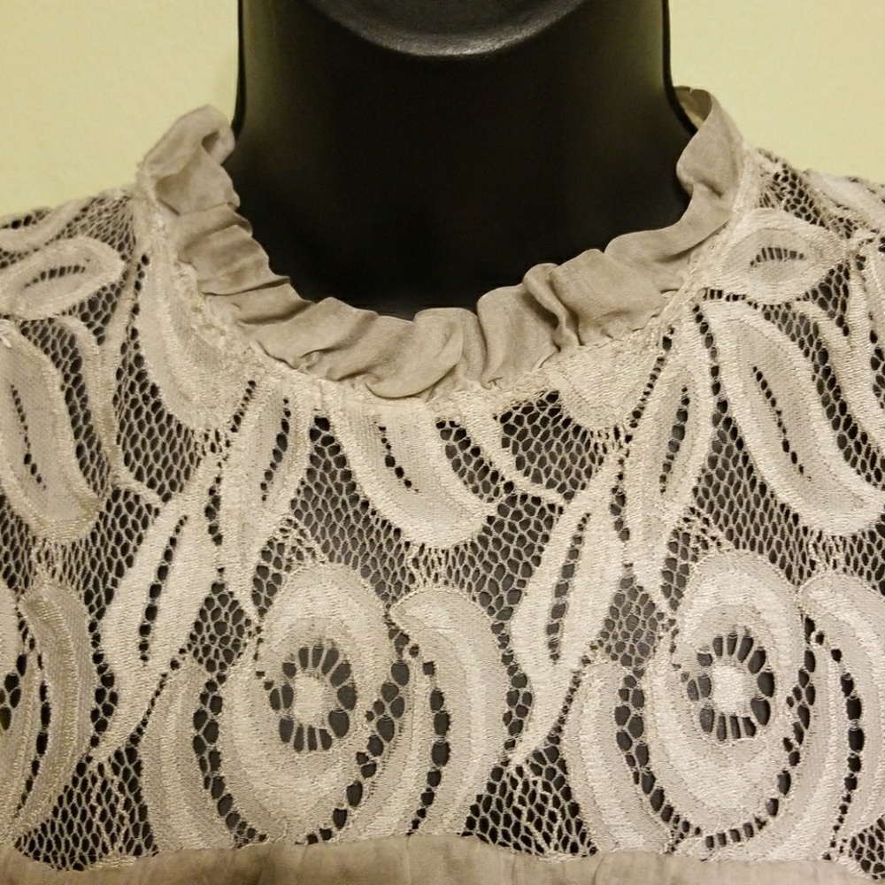 Silk Ruffle lace top - Picture 2 of 3